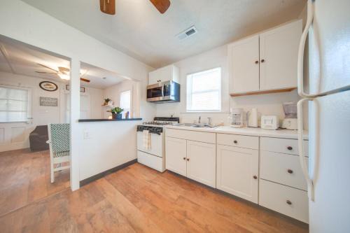 Geneva-on-the-Lake Haus | Charming Cottage with Yard Less Than 1 Mi to Lake Erie!