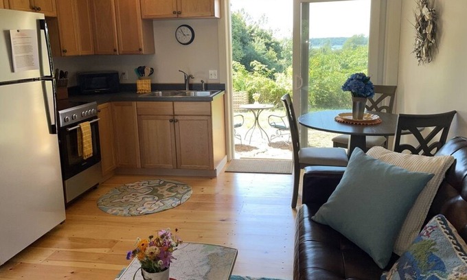 Orrs Island Eigentumswohnung | Charming Coveside Condo, Unit #3, "Amidst the Lilacs and Butterflies"