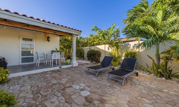 Esmeralda Wohnung | Charming & Cozy Studio with Patio ~ Near the Beach