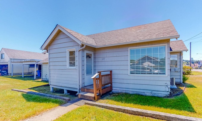 Waldport Haus | Charming, dog-friendly house with Wifi & W/D - near the river