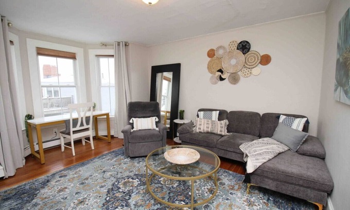 Beverly Wohnung | Charming Downtown Gem ~ 2min to Salem ~ Workspace!