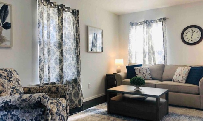 Checotah Haus | Charming Duplex for Two- FREE WiFi, washer/dryer