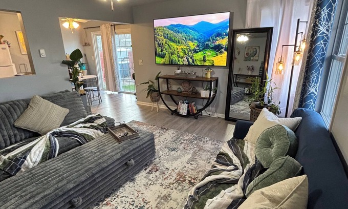 Aurora Haus | Charming Feathers Theme Home, King Bed, 2-bedroom house in Aurora with WiFi