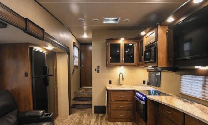 Moodys Haus | Charming Fifth Wheel Getaway in Tahlequah