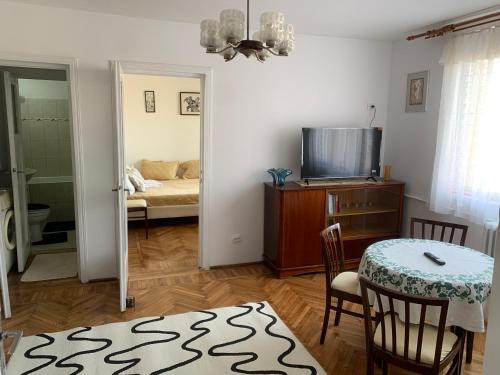 Gara de Nord Wohnung | Charming Flat with Winter Garden Blending Classical Elegance and Modern Comfort