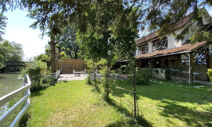 Guerard Haus | Charming Gîte/Guinguette, by the River