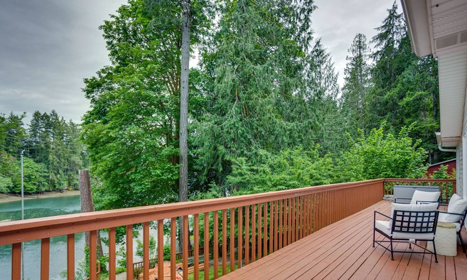 Grapeview Hütte | Charming Grapeview Cottage w/ Deck + Cove Access!
