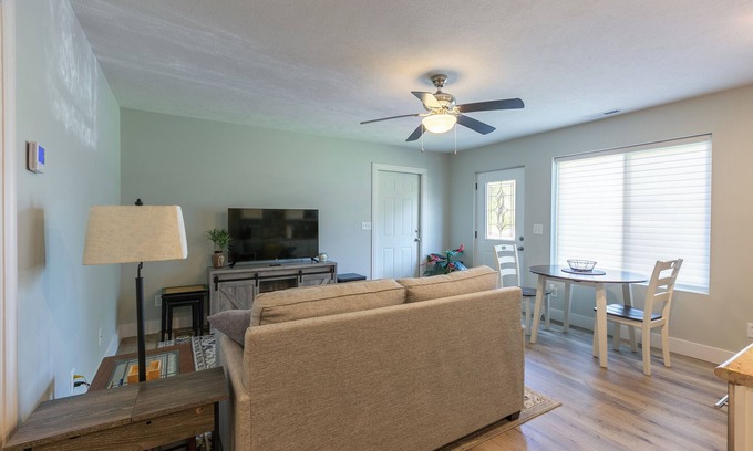 Ozark Hütte | Charming guest house on private property with AC in quiet part of Ozark