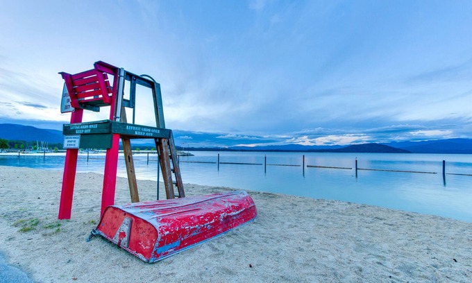 Sandpoint Haus | Charming guest house with free WiFi, full kitchen, public beach access, & dock!