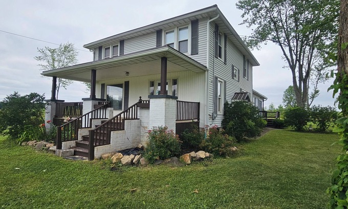 Rock Creek Sonstige | Charming & Historic 4-bedroom Farmhouse in Rock Creek with HVAC, WiFi