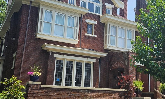 Near East Columbus Haus | Charming Historic Retreat in the heart of Old Town East - Walk to Downtown.