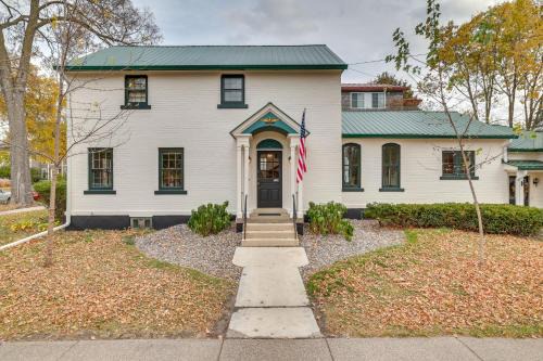 Winona Haus | Charming Home 3 Blocks to Winona State University
