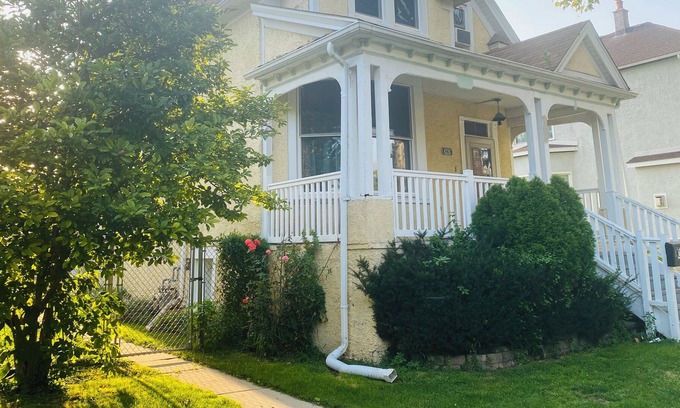 Brookfield Wohnung | Charming home with Private Balcony near Downtown, La Grange