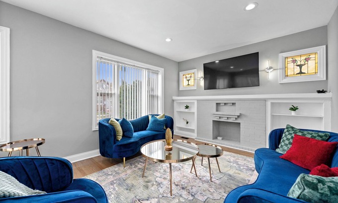 Avalon Park Haus | Charming house in amazing Chicago with WiFi and AC. Close to many restaurants.