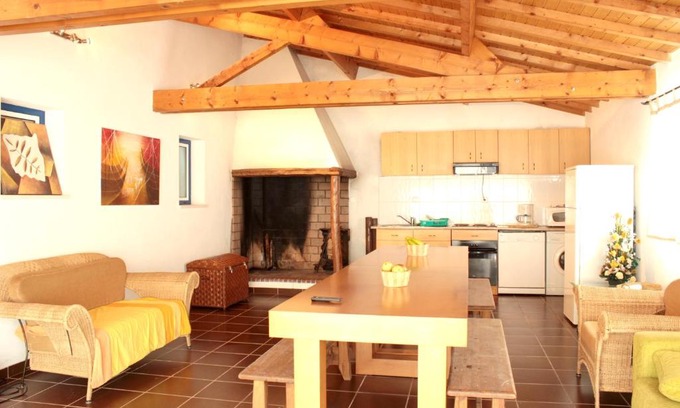 Burinhosa Haus | Charming House in Burinhosa, Pataias with Shared Pool