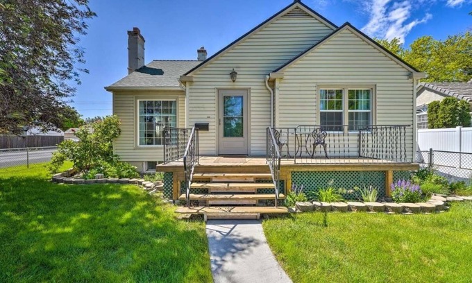 Twin Falls Hütte | Charming Idaho Home 3 Bedroom Cottage by RedAwning