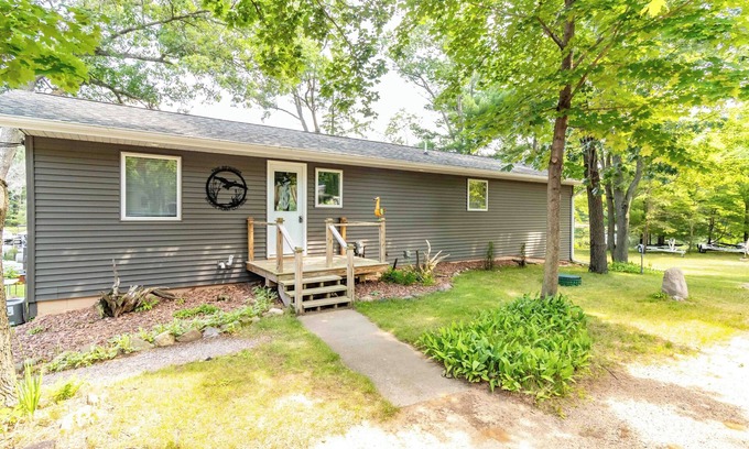 Friendship Hütte | CHARMING LAKEFRONT COTTAGE ON THE EASTERN SIDE OF CASTLE ROCK LAKE