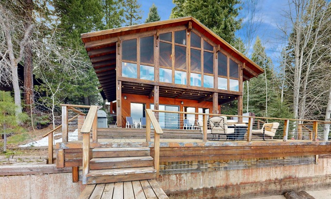 McCall Kabine | Charming lakefront home & cottage with a deck, hot tub, & washer/dryer