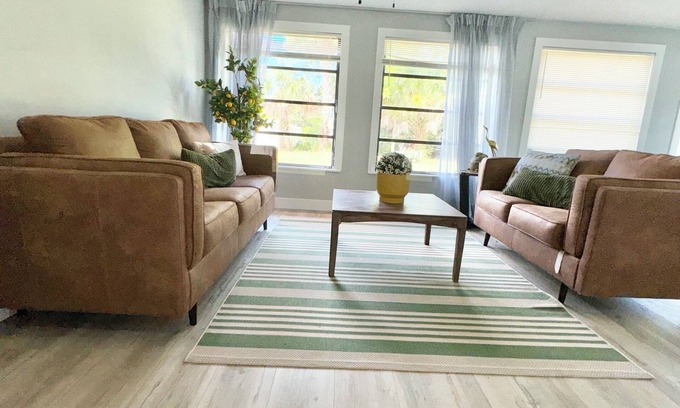 Palm Harbor Haus | Charming large 2-bedroom house 15 min to beach