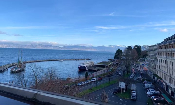 Evian-les-Bains Wohnung | Charming little studio with lake and mountain views from the bed.