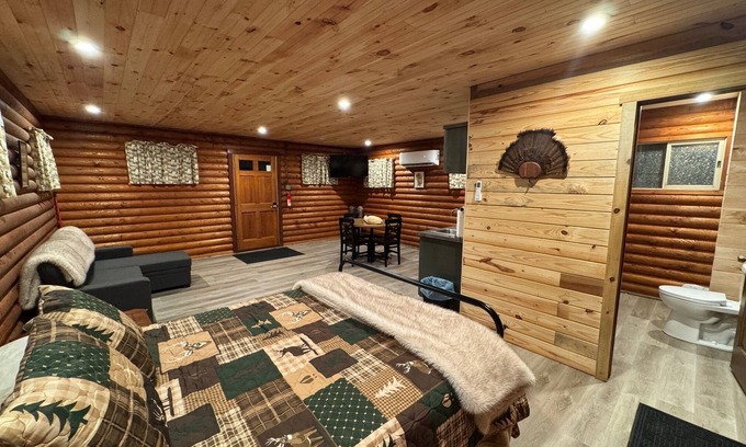 Cambridge Kabine | Charming log cabin on gravel back road with peace, quiet, all amenities of home
