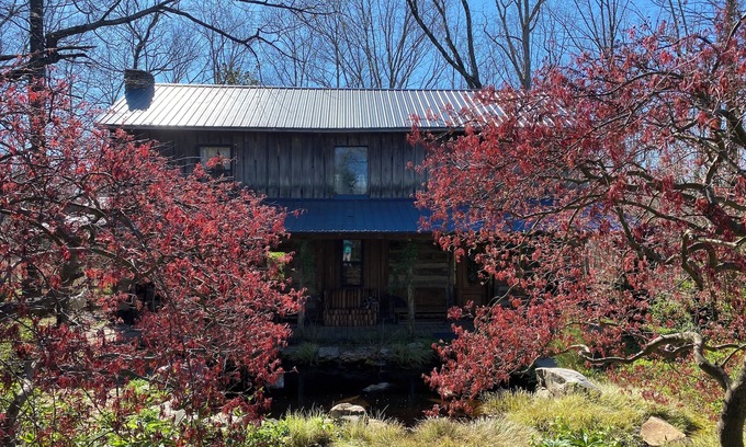 Como Kabine | Charming Log Cabin Retreat with Flower Garden