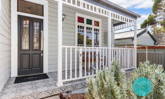 Merewether Haus | Charming Merewether Cottage