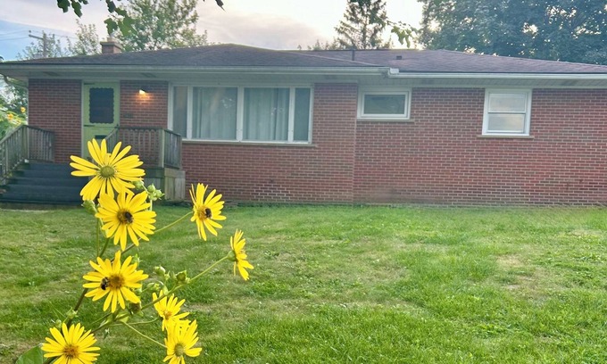 Dicken Haus | Charming Mid Century 3-bedroom Ranch house in Ann Arbor