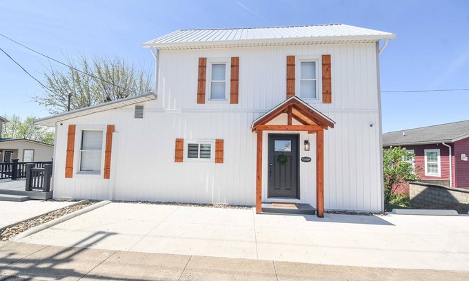 Walnut Creek Haus | Charming Modern Amish Home, Walk To Local Food + Family Friendly, Main Floor Bed