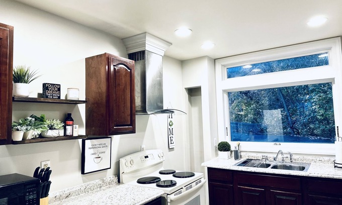 Cumberland Wohnung | Charming Mountain View Retreat. Cozy place within walking distance to downtown.