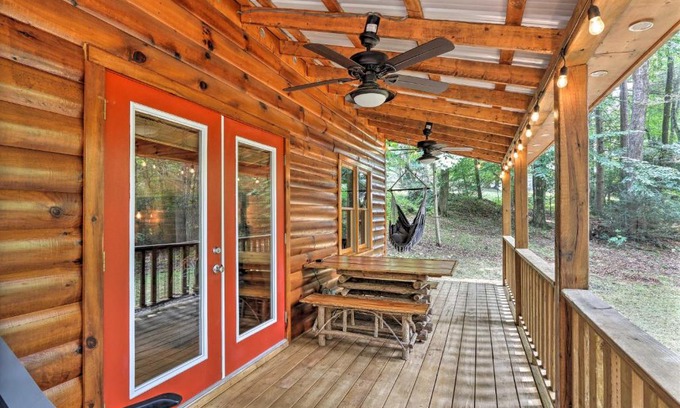 Murphy Haus | Charming Murphy Cabin with Porch - Near Hiking!