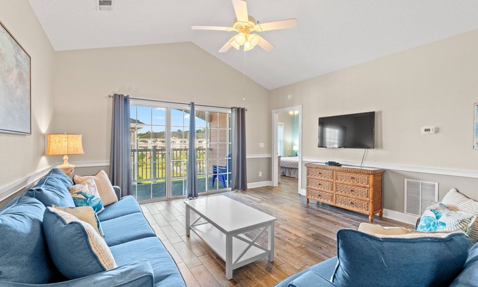 Central Myrtle Beach Eigentumswohnung | Charming Myrtlewood Condo Sleeps 6 Off-Season Getaway