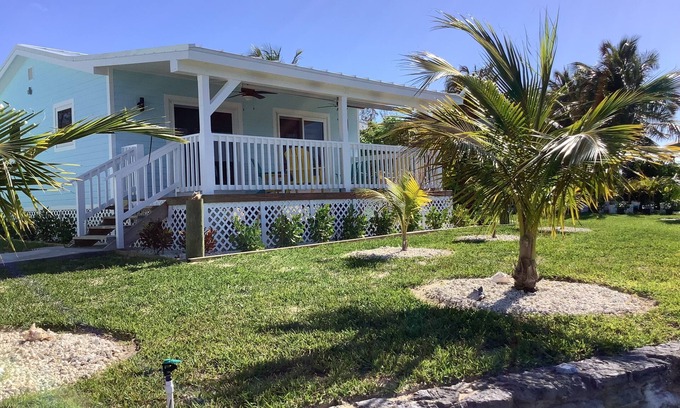 Williams Town Wohnung | Charming New Blue Studio on water with dock, WiFi & AC in fun time Freeport