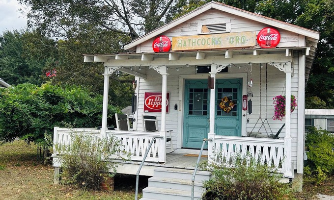 Centreville Wohnung | Charming old country store style residence in the town of Brent, Alabama.