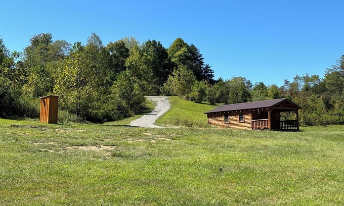 Kerr Wohnung | Charming one-room cabin retreat with private bath, kitchenette and log gazebo.