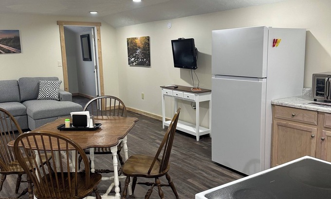 Conneaut Lake Wohnung | Charming pet friendly 1-bedroom apartment with WiFi, AC in quaint Conneaut Lake