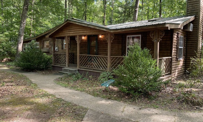 Iuka Kabine | Charming & Pet Friendly! Cabin in Iuka MS- near JP Coleman State Park