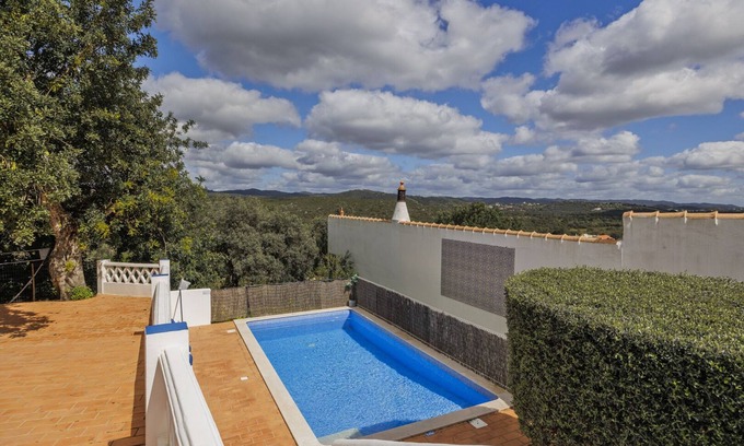 Sao Bras de Alportel Hütte | Charming 2 Bed Cottage with Private Pool and Wonderful Roof Terrace