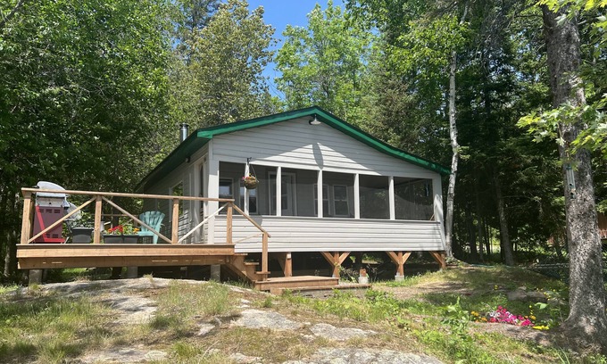 West Nipissing Kabine | Charming, quiet & rustic cabin on the French River with enclosed porch and deck