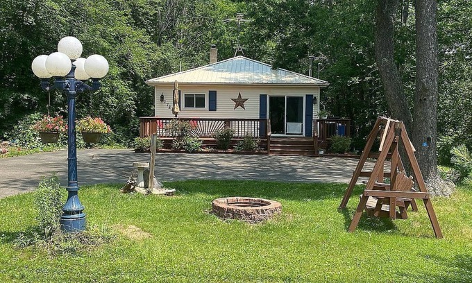 Hale Kabine | Charming rental within walking distance to public boat launch on Sage Lake!