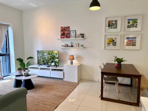 Petaling Jaya Wohnung | Charming Rustic Retreat with Cozy Interior and Sky Pool View