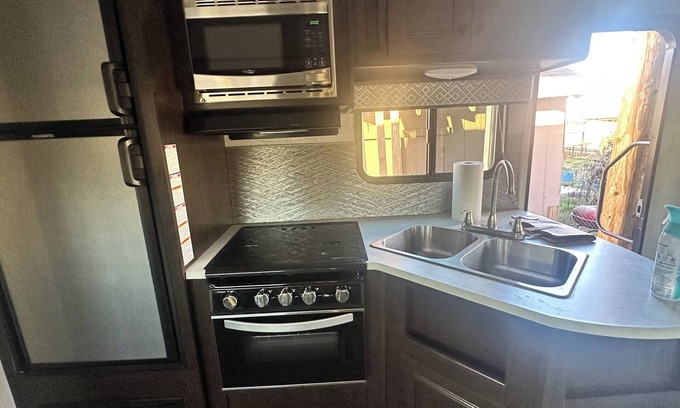 Delhi Haus | Charming RV with AC in Delhi for a cozy getaway