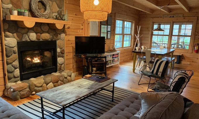 Saugatuck Kabine | Charming Saugatuck Log Cabin - minutes away from everything - with NEW hot tub!