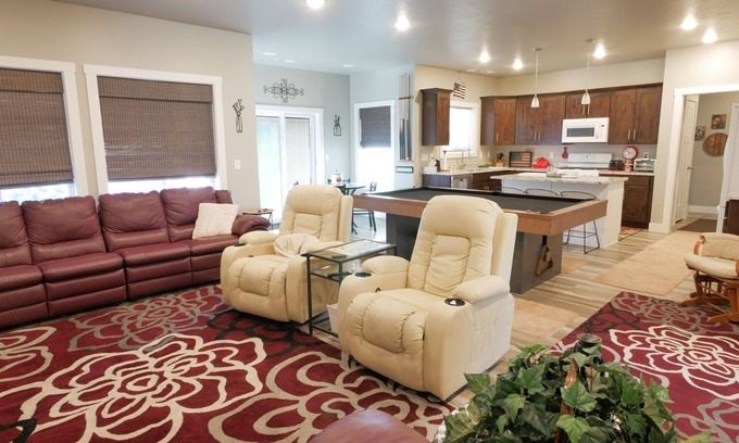 Plain City Haus | Charming single-level home with Garage | 2 Bed, 2 Bath