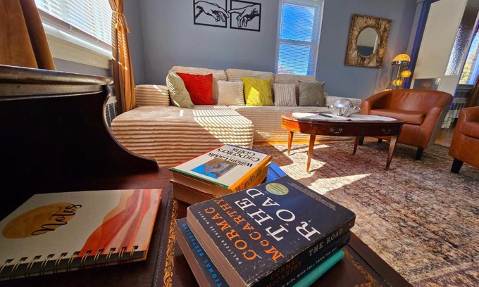 West Roxbury Wohnung | Charming Stay - Perfect for Groups, FREE Parking, 3 Beds