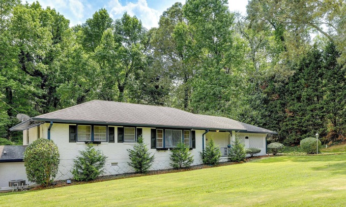 Stone Mountain Hütte | Charming Stone Mountain Retreat Near Nature Trails