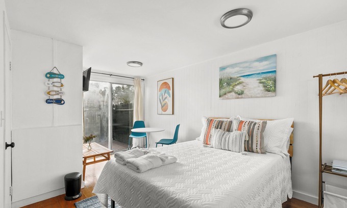 West Harwich Eigentumswohnung | Charming Studio Dennis Port Getaway with WiFi and AC - Close to Beach!