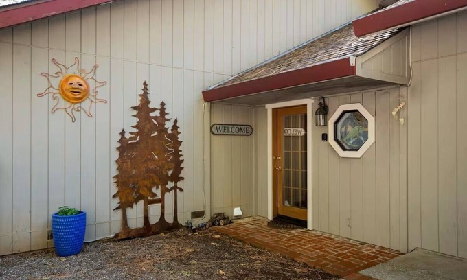 Grizzly Flats Wohnung | Charming studio in quaint Grizzly Flats with WiFi, AC, pool table, jetted tub.