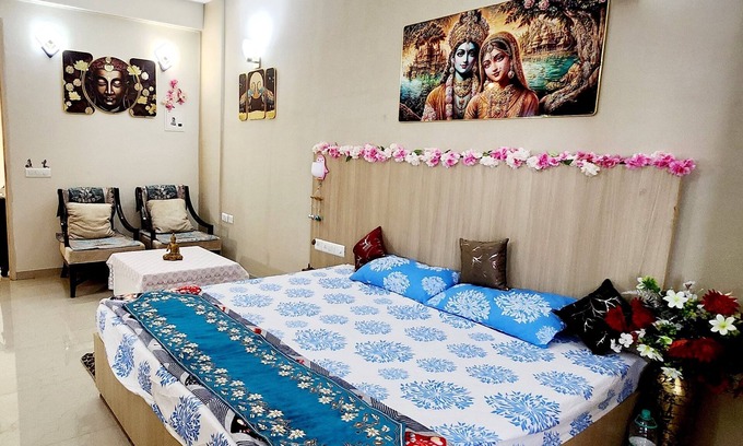 Vrindavan Wohnung | Charming studio in enchanting Vrindavan with AC, kitchenette,TV & pretty Balcony
