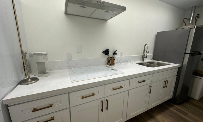 Greenacres Wohnung | Charming studio in wonderful Bakersfield with AC, WiFi